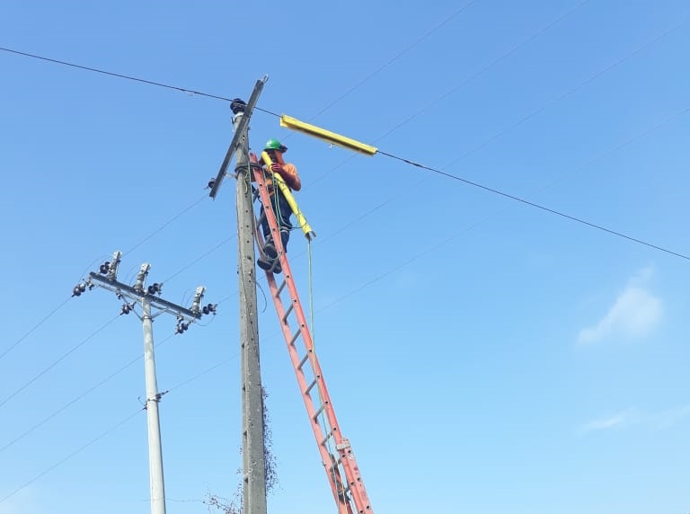 Suministro e instalación de protectores de líneas en media tensión bajo estándar ASTM PROEINSA Suministro e instalación de protectores de líneas en media tensión bajo estándar ASTM PROEINSA